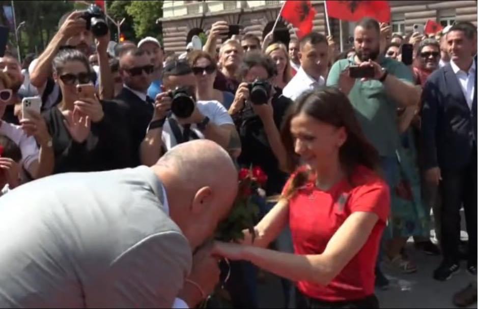 KOMENT/ Rama, Veliaj dhe një taborr ministrash e morën peng në Bulevard Luizën