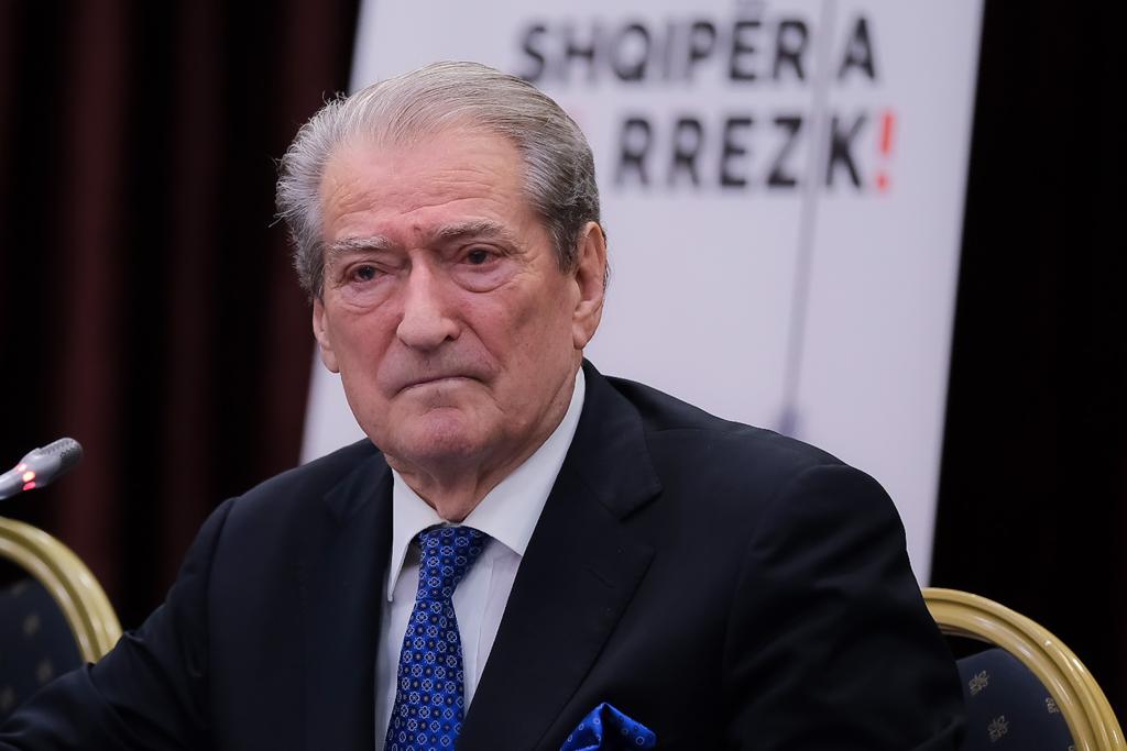 “Rama, 23 mln lekë atyre që i kënduan këngën në tunelin e Kardhiqit”