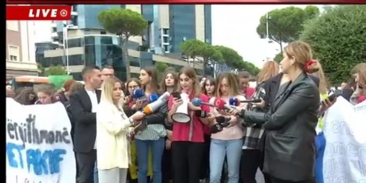 Protesta në Tiranë nga nxënësit e kolegjit turk, reagon Rama, Berisha kërkon mbështetje për protestën