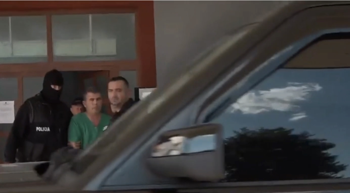 VIDEO/ Momenti i shoqërimit të mjekut nga policia