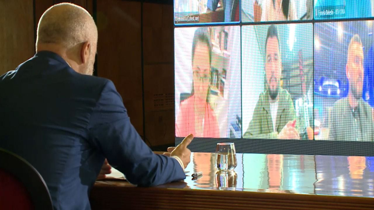 Drejtor i kundërzbulimit të FBI, arrestoi këshilltaren e Klinton, drejtoi hetimet për Wikileaks. Çfarë thotë Rama për hetimin e drejtuesit të lartë të FBI-së, në listë edhe lidhjet me Ramën