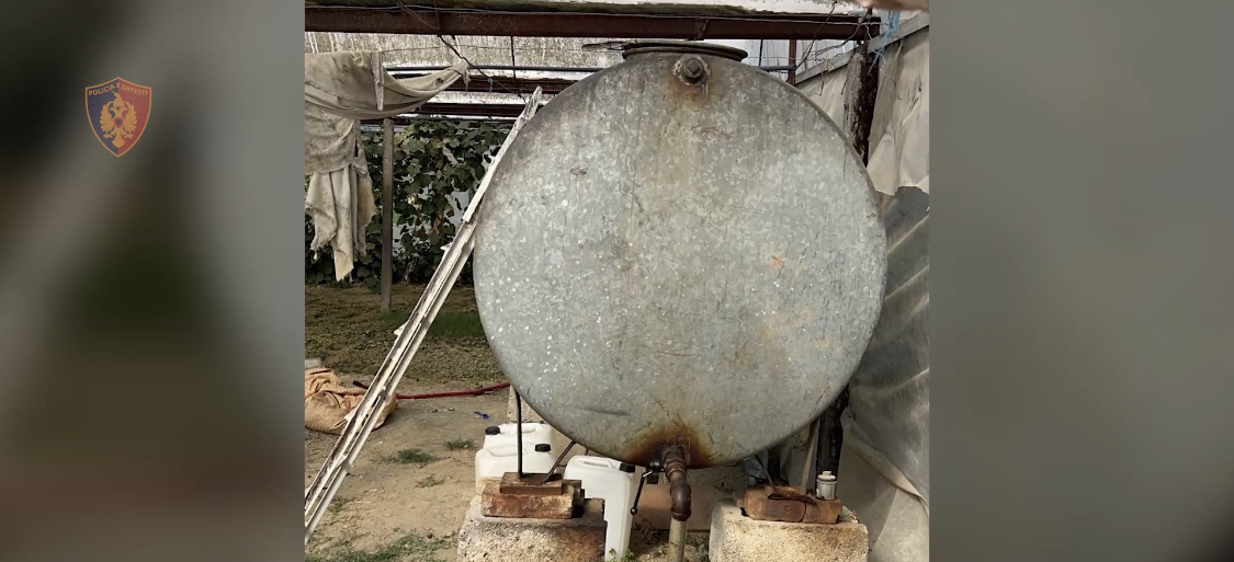 TIRANË/ ‘Karburant’ në shtëpi, i gjinden 2 mijë litra në podrum