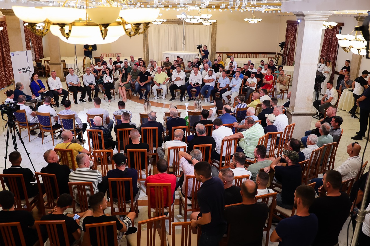 “Rama feston me rritjen e çmimeve. Pallatet dhe shtesat pa leje në Tiranë i kanë të partisë, të deputetëve“