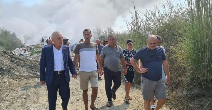 Policia e Durrësit trukon lajmin për katastrofën mjedisore në Gjepalaj të Shijakut, qindra tonë plehra i duken si zjarr gomash