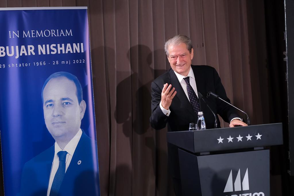 Nxenesit e kolegjit Mehmet Akif në protestë para kryeministrisë