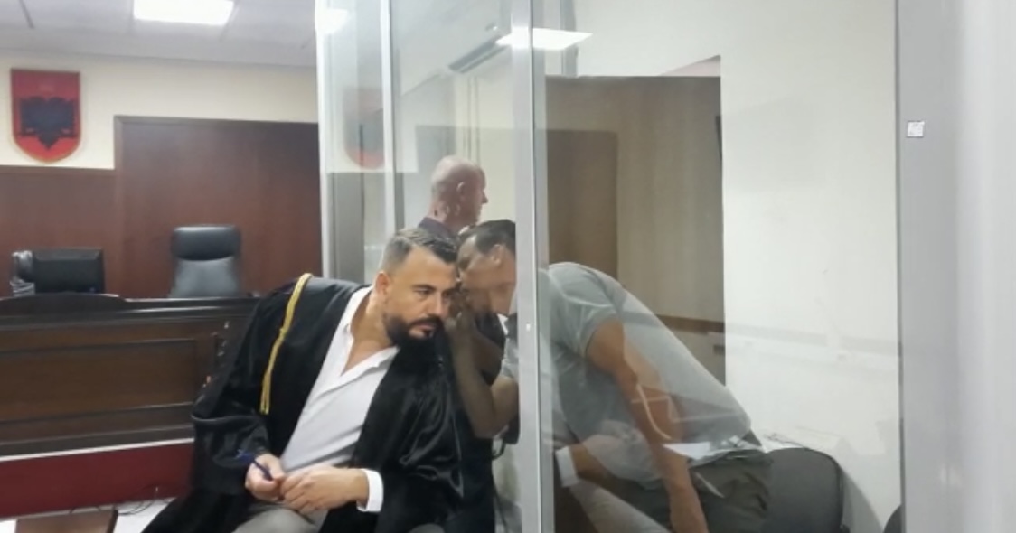 VIDEO/ Arsen Muskurti në gjykatë, tregon se si u dorëzua vetë në polici, njoftoi ku ndodhej