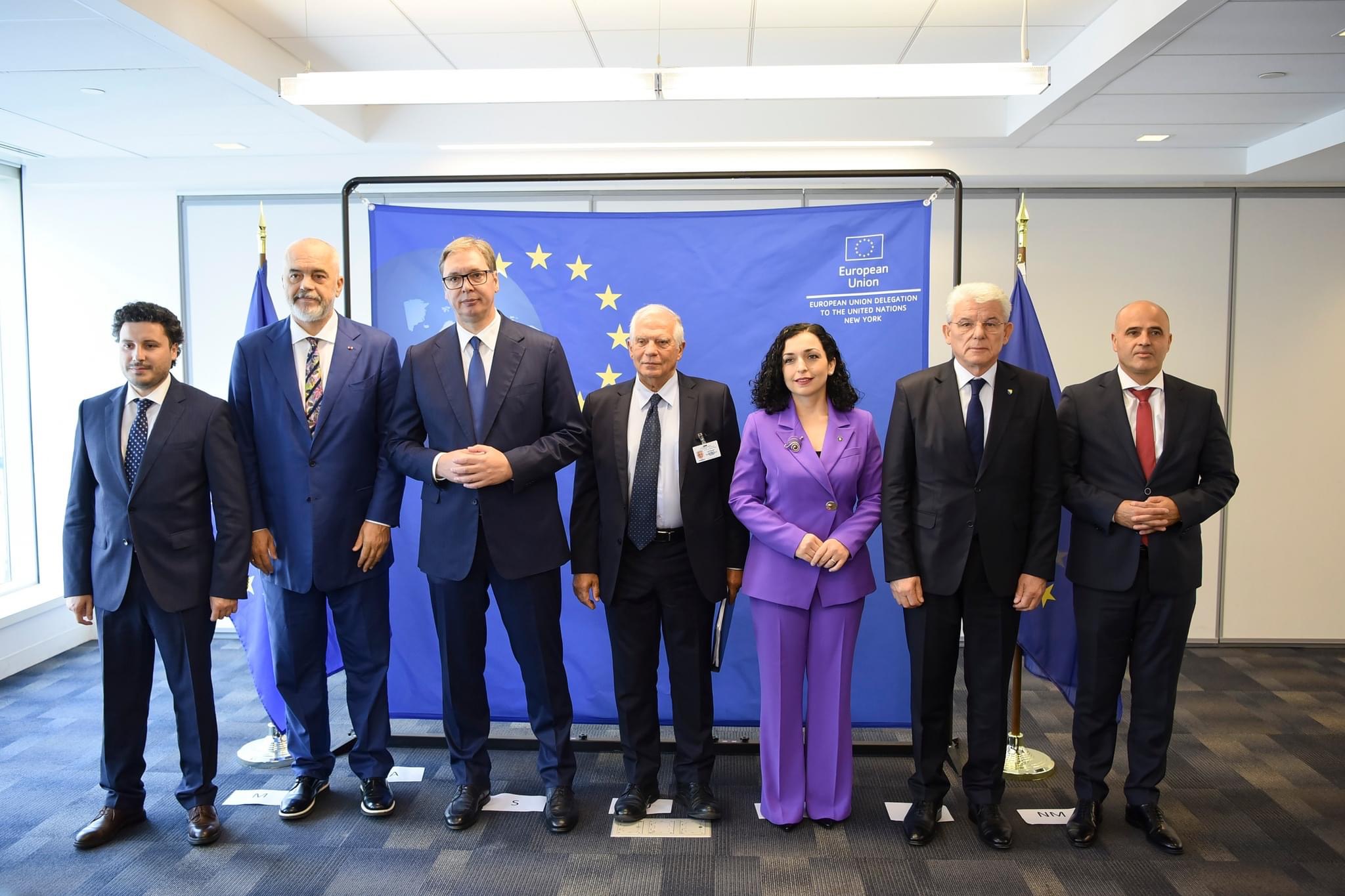 Vjosa Osmani i përvishet Edi Ramës te ‘Zeri i Amerikës”, mediat e qeverisë në Tiranë shkumëzojnë