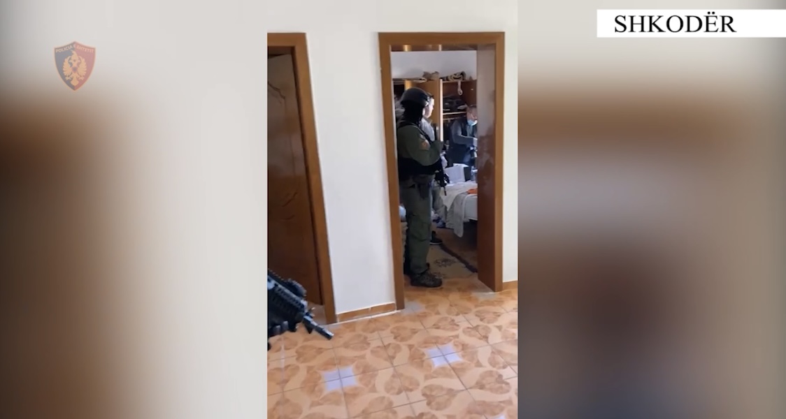 VIDEO/ Aksione të befasishme të forcave speciale në Shkodër, kapen armë, dinamit dhe pajisje të tjera krimi