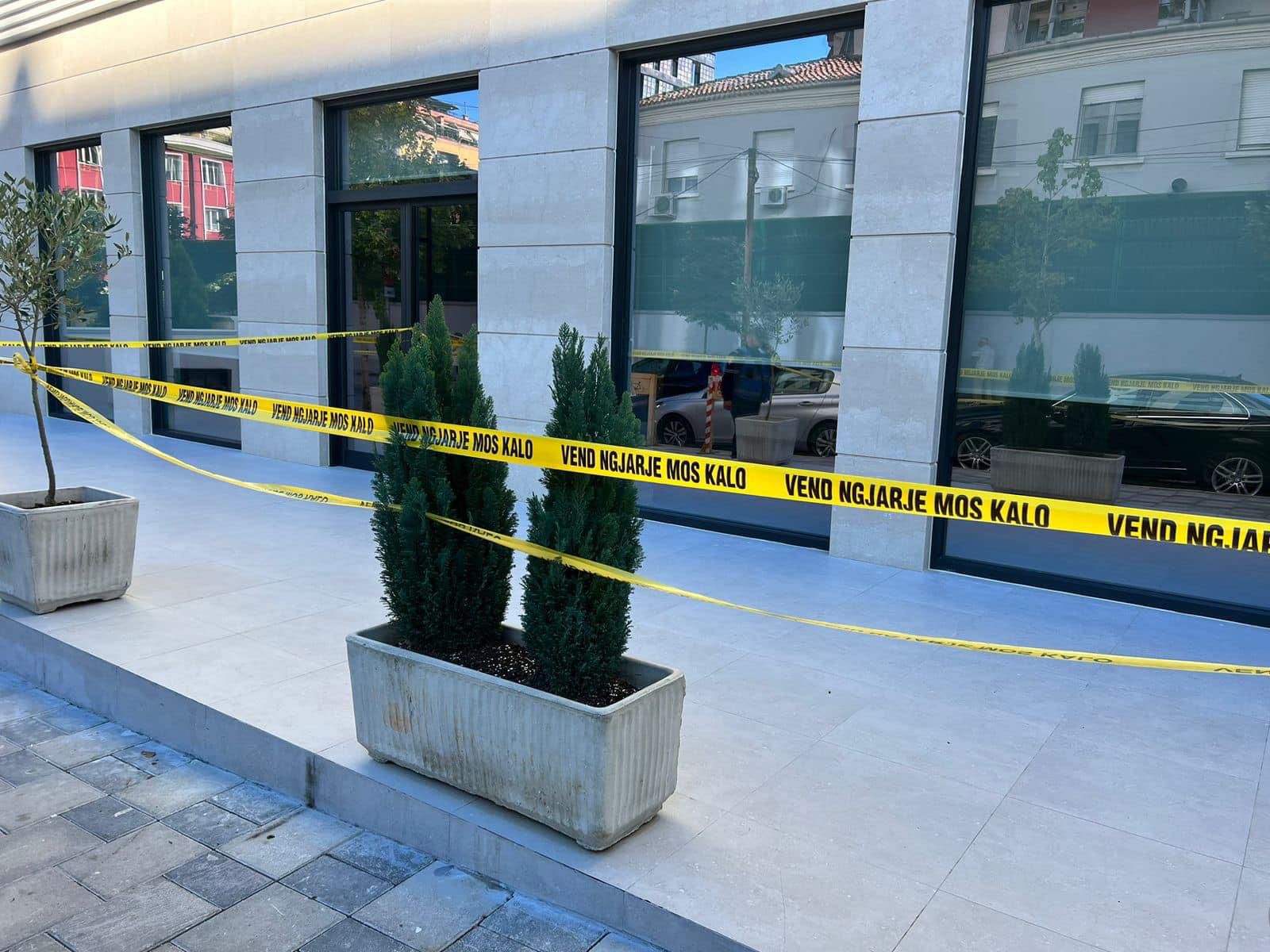 Dhunë policore në zyrat e biznesit te deputetit Agron Shehaj. Skandali, prokuroria nuk di gjë, policia e bllokon