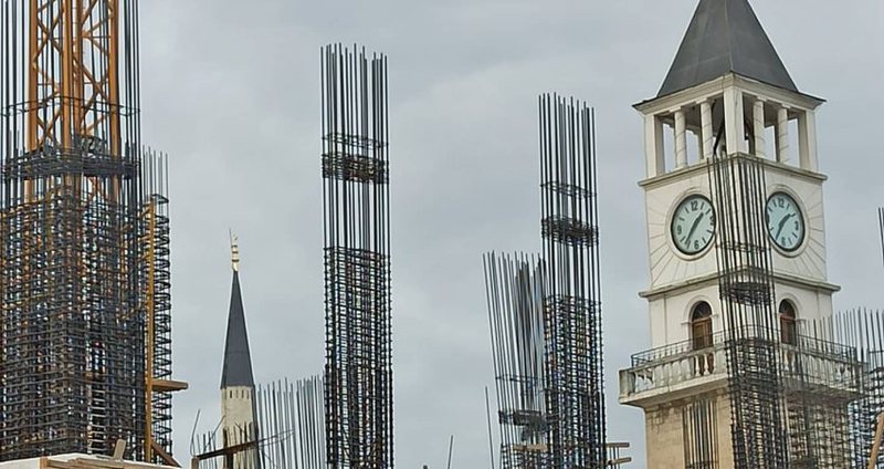 Biznesmeni Ben Blushi propozon ti hiqet një hall Erion Velisë, të transferohet sahati i Tiranës