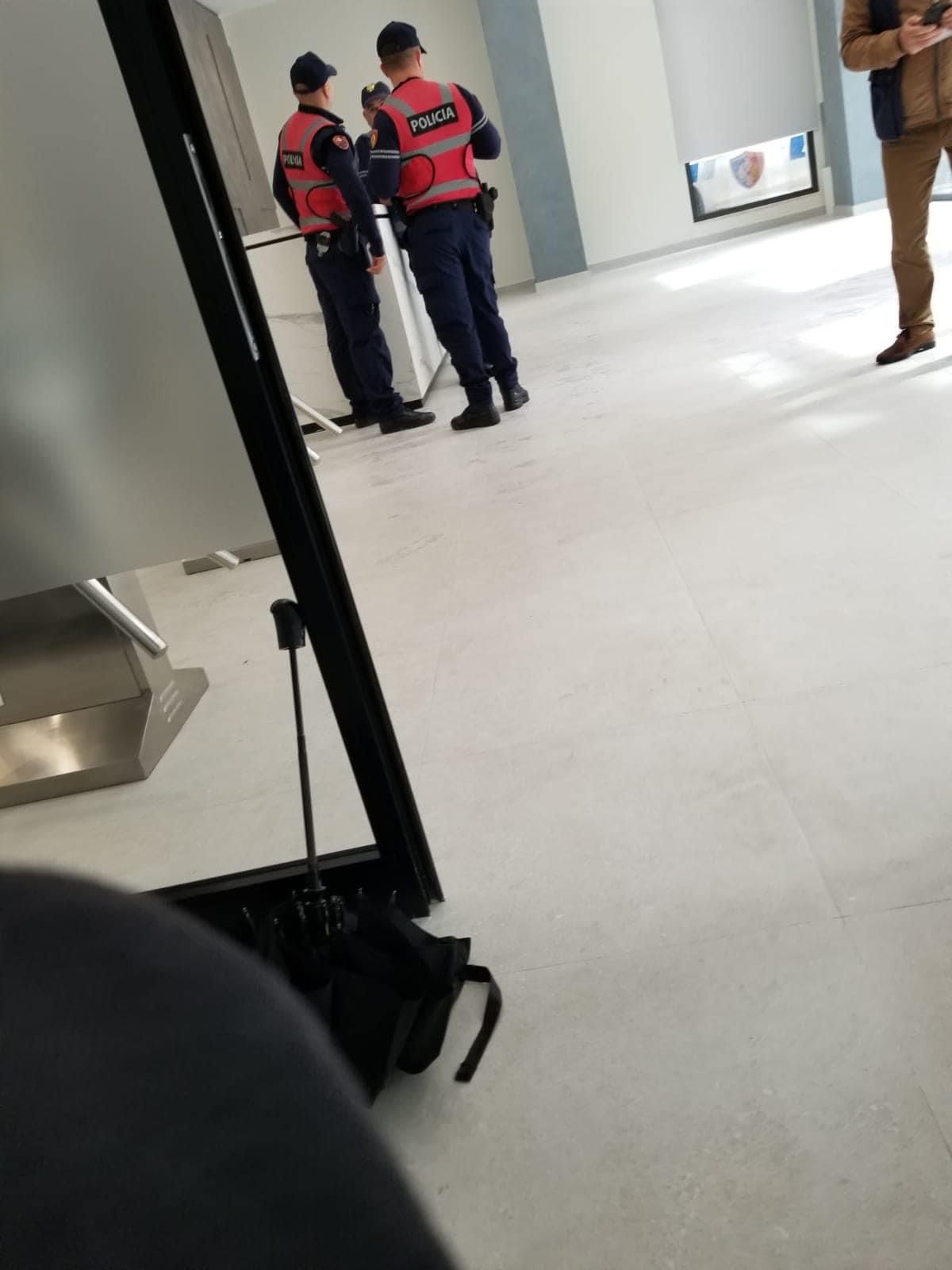 Dhunë policore në zyrat e biznesit te deputetit Agron Shehaj. Skandali, prokuroria nuk di gjë, policia e bllokon