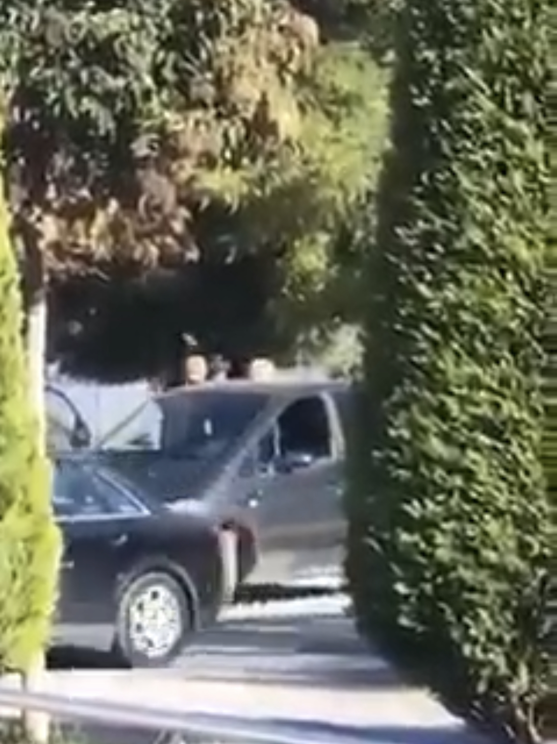 VIDEO/ Policia qëllon me grushta drejtuesin e makinës së vjetër