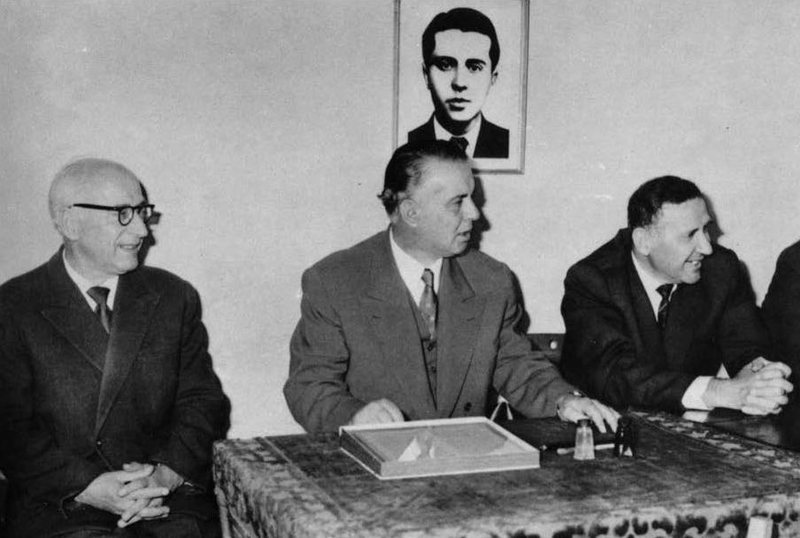 Blushi boton kartolinën e rrallë, çfarë i shkruante Edi dhe Olsi, Spiro Kolekës