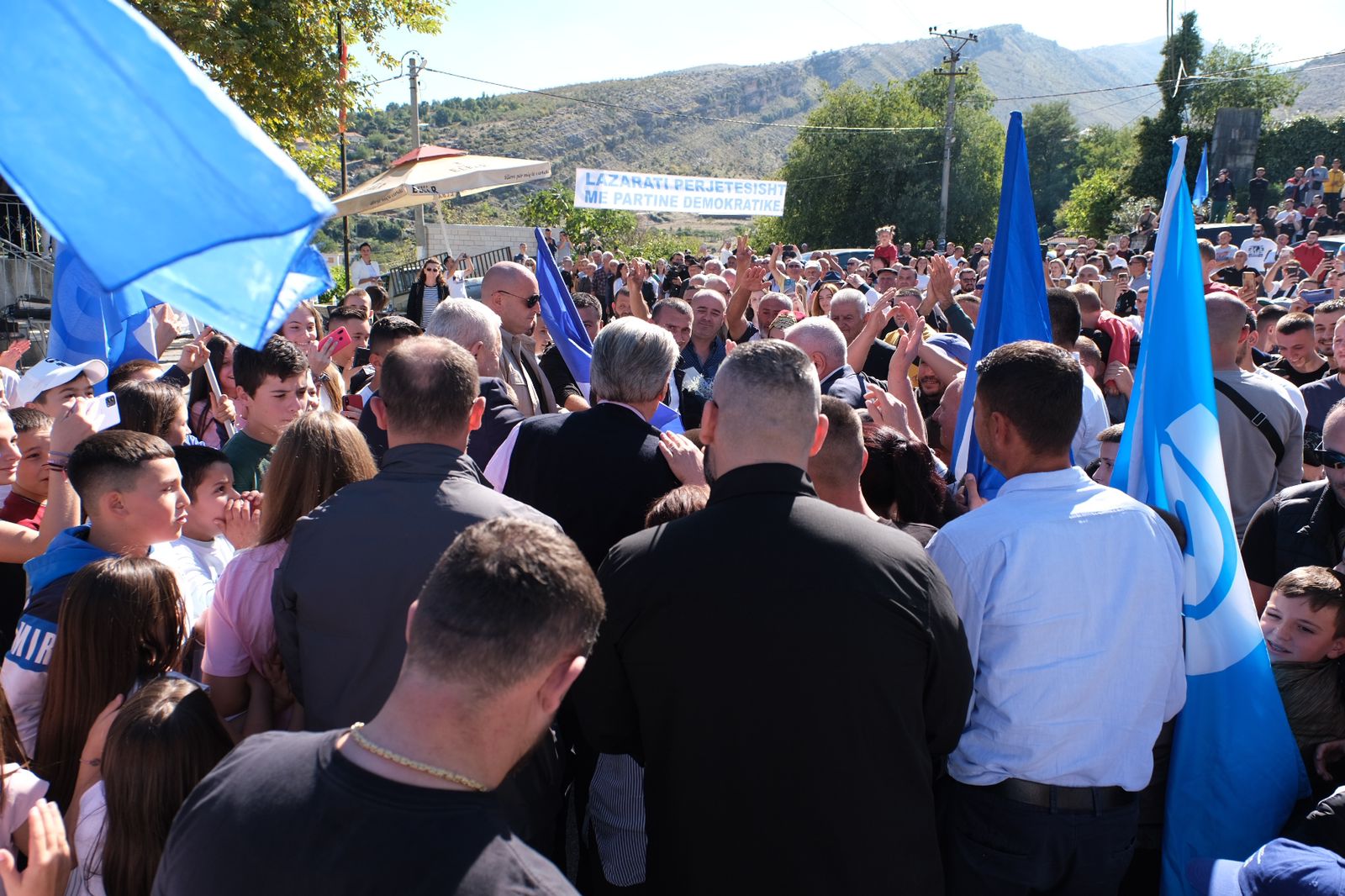 Berisha rikthehet në Lazarat pas shumë vitesh, atmosferë feste në qendër të Njësisë