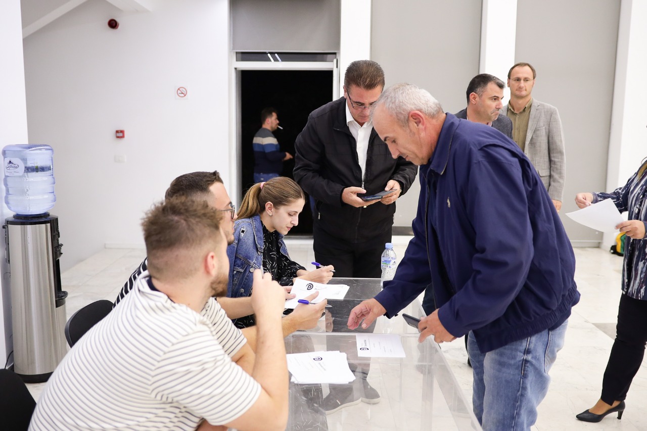 Zgjidhen drejtues të tjerë departamentesh në PD, ja kush konkuroi