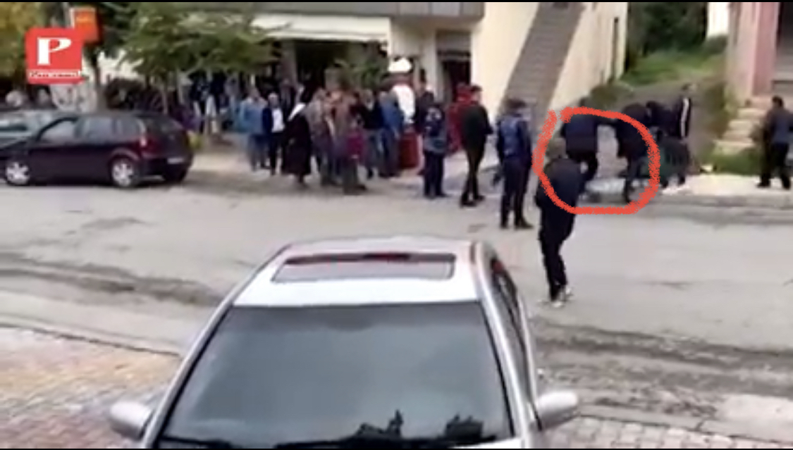 EMRI/ Sherri mes 2 familjeve në Klos, viktima vetëm 17 vjeç