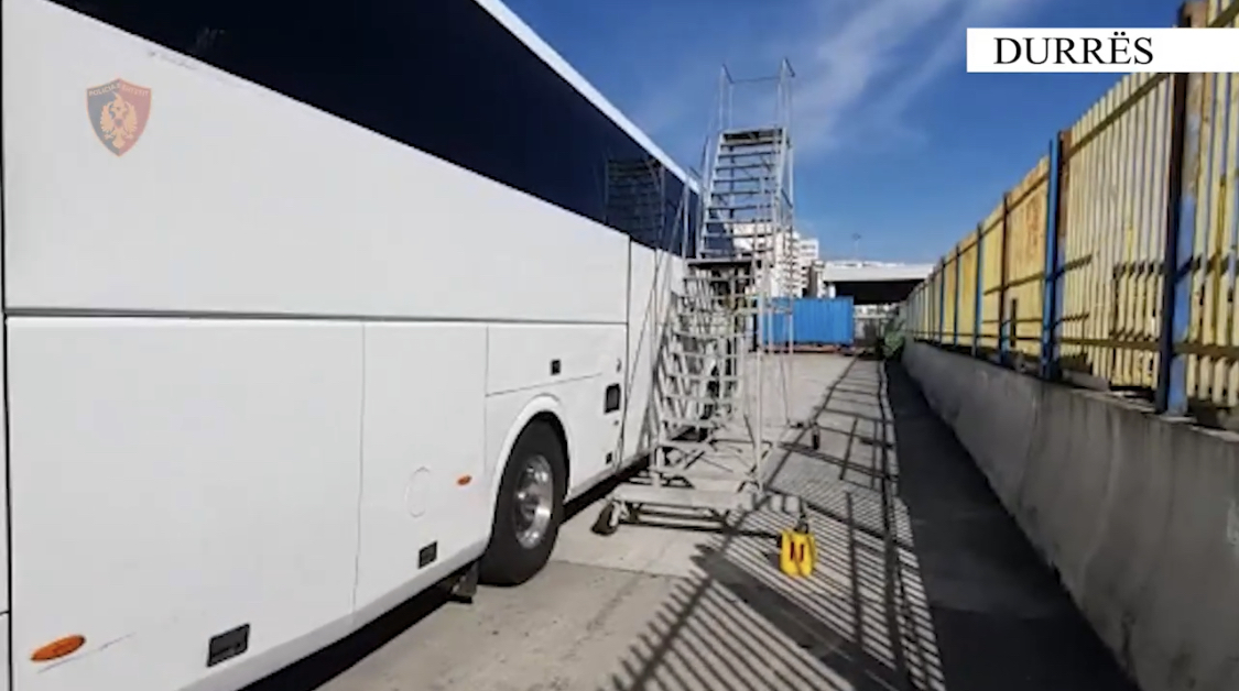 DURRËS&VIDEO / Policia numëron eurot në autobusin që vinte nga bari, çfarë u gjet tjetër në makinën e Çelës