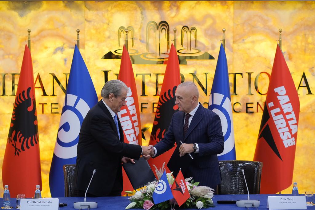 Nënshkruhet marrëveshja mes Berishës e Metës, 2 pikat themelore të marrëveshjes, pjesëmarrja në primare dhe zgjedhja e kryetarit të këshillit