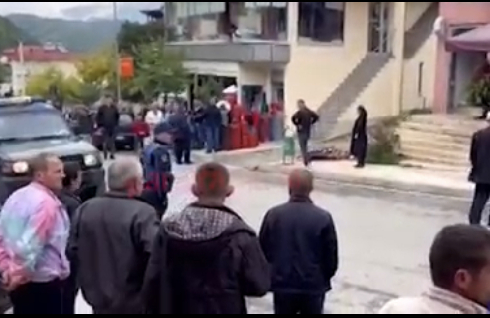 EMRI/ Sherri mes 2 familjeve në Klos, viktima vetëm 17 vjeç