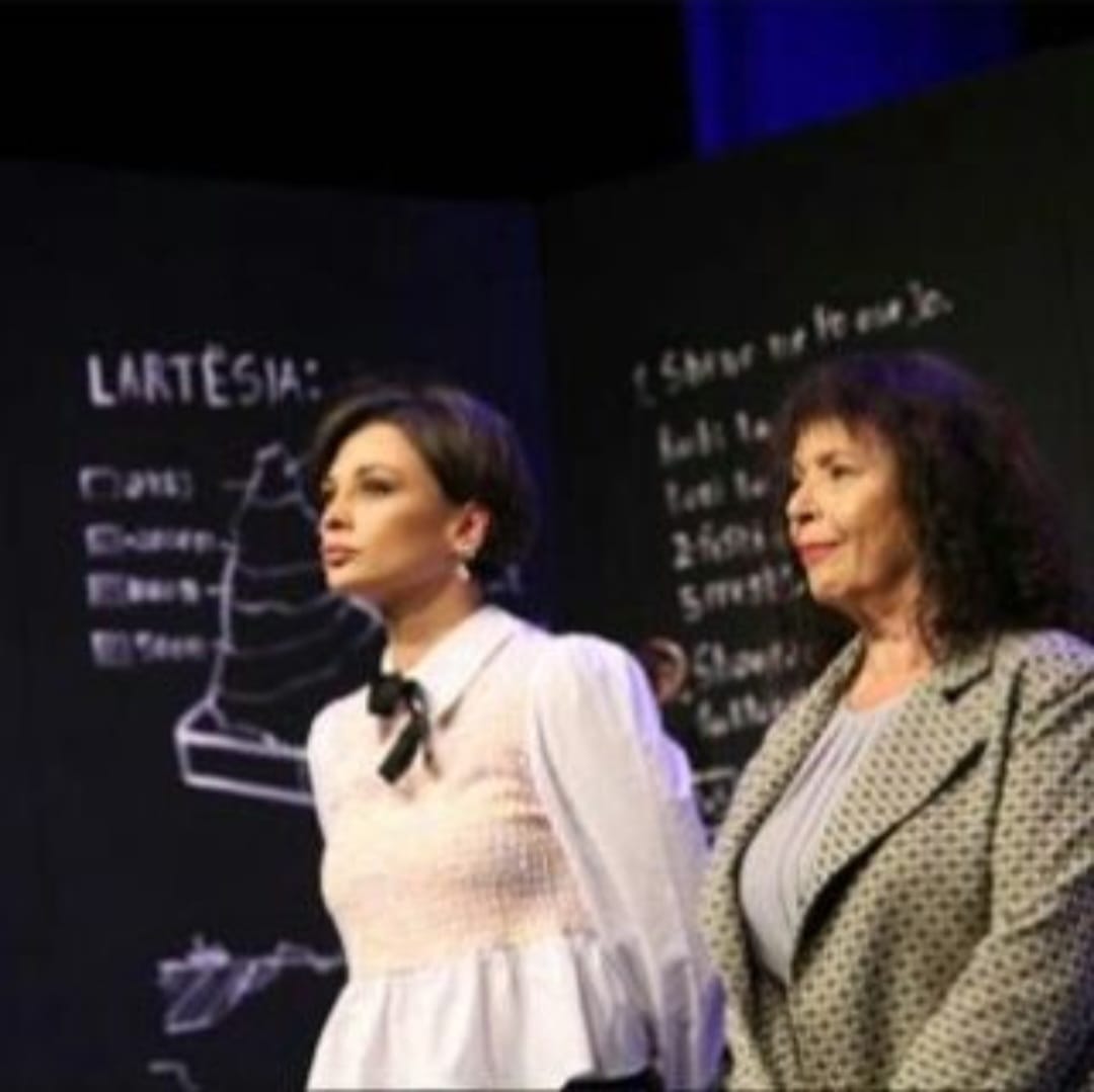 ‘Mes çarçafëve’ me Yllka Mujon dhe Ermira Hysaj në sallën e Muzeut Kombëtar