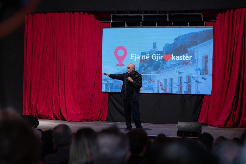 Punonjësit e administratës, me detyrim në takimet elektorale të Ramës