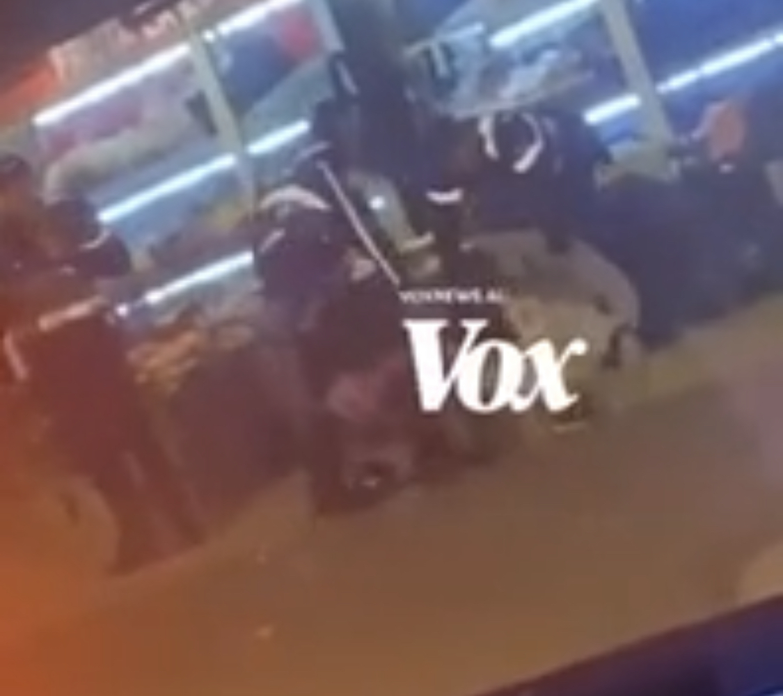 VIDEO/ Momentet e fundit të Lear Kurtit, po ecte për qejfin e vet me telefon në dorë kur iu qep policia. 7 minuta në rrugë pa ndjenja