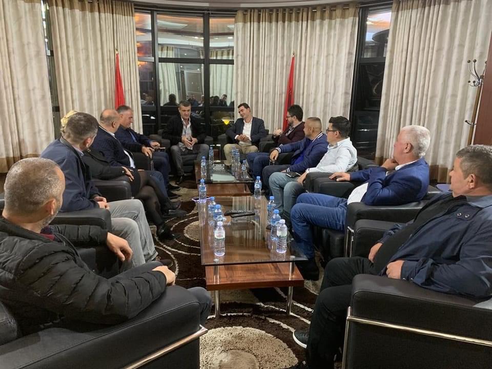 Patozi rikthehet në krye të Bindjes D, i vetëm në zgjedhje por ka kohë ta rikonsiderojë