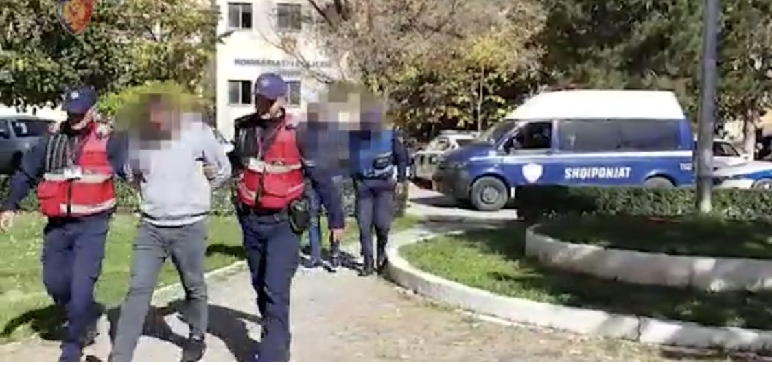 Krastë, 2 vëllezërit rrëmbyen galerinë, dinamit dhe kompani jashtë standarteve, në pranga edhe administratorë