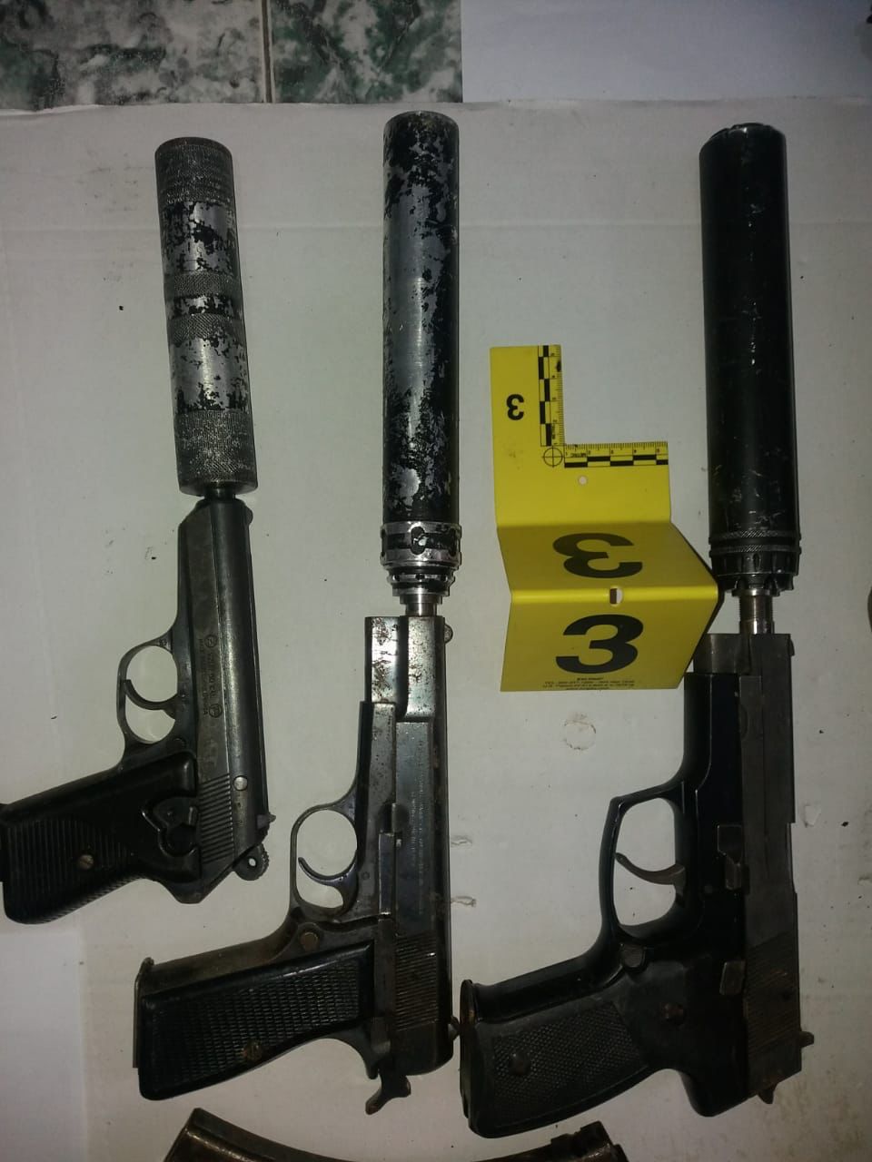 FOTOGALERI/ Armët e frikshme që u kapën sot në Elbasan