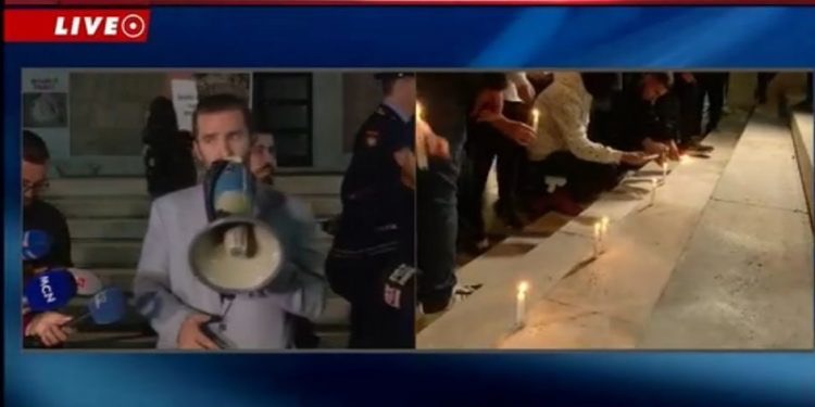 Protestë për vrasjen e Learit tek zyra e Çuçit, ndezin qirinj edhe te zyra e Ramës