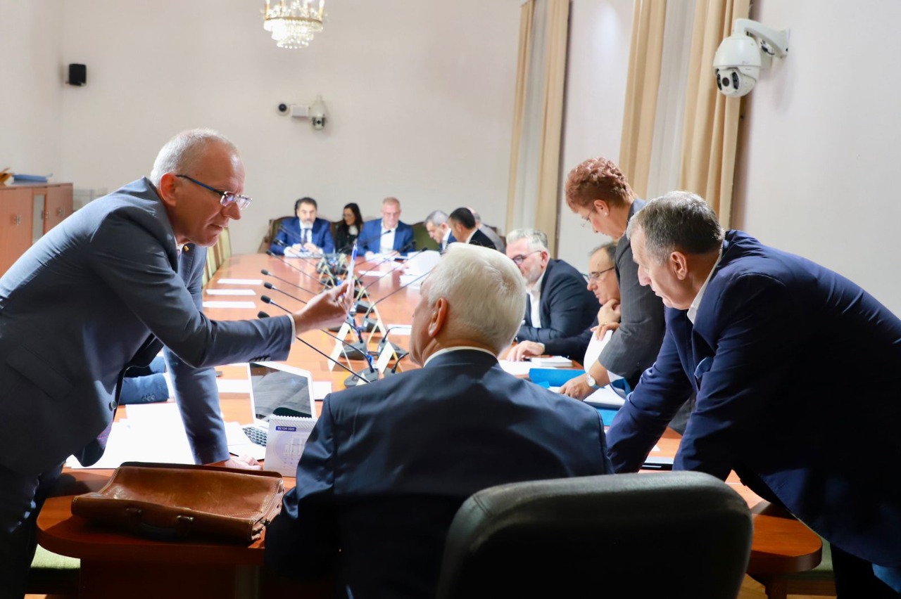 Qeveria merr me të mirë policët në prag të protestave, rritje pagash 15%, dyfishi i administratës