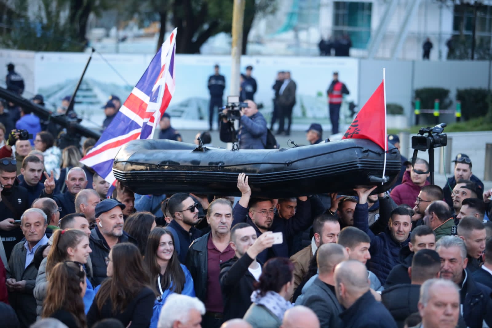 Media britanike për protestën: Mbanin në krahë gomone dhe flamuj britanikë