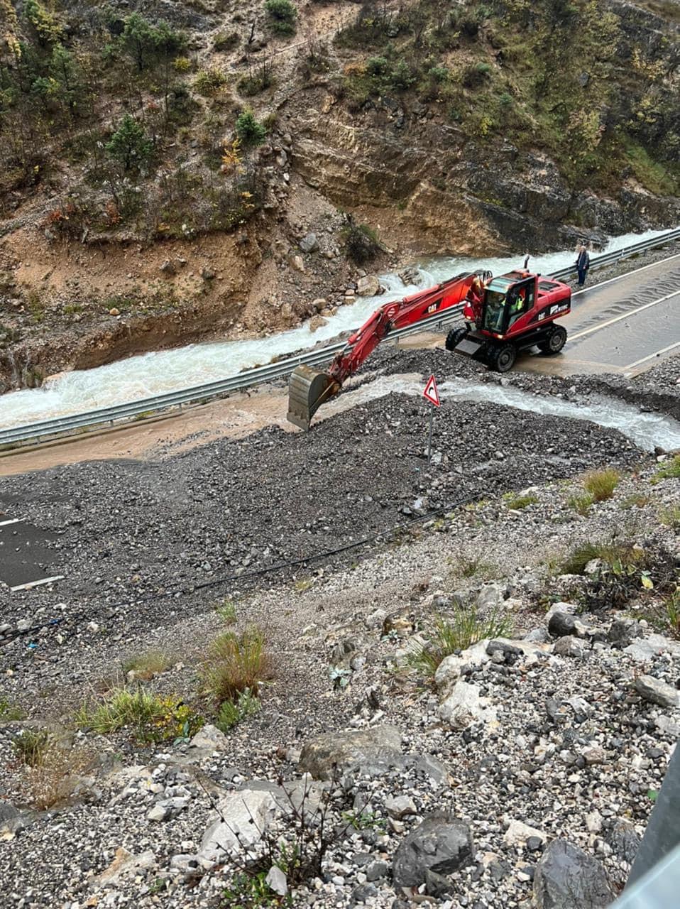 Përmbyten fshatrat në Lezhë, bllokohen përkohsisht akse malore kudo, bie bora e parë në Shqipëri