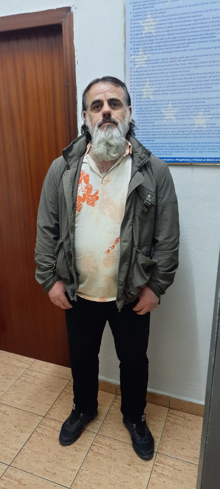 FOTO/ Ky është ‘radikali’, i mbante fëmijët dhe gruan mbyllur prej 6 vitesh