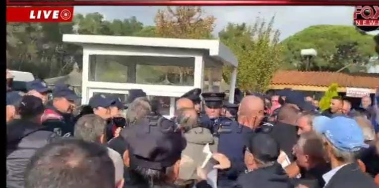 Përleshje në Divjakë, banorët marrin zvarrë policët dhe traun në hyrje të Parkut Kombëtar