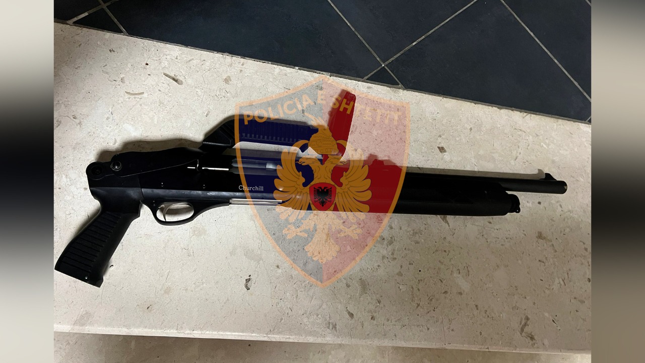 LEZHË/ Drejtoi çiften ndaj anëtarëve të familjes, u vodhi sende dhe u prishi makinat