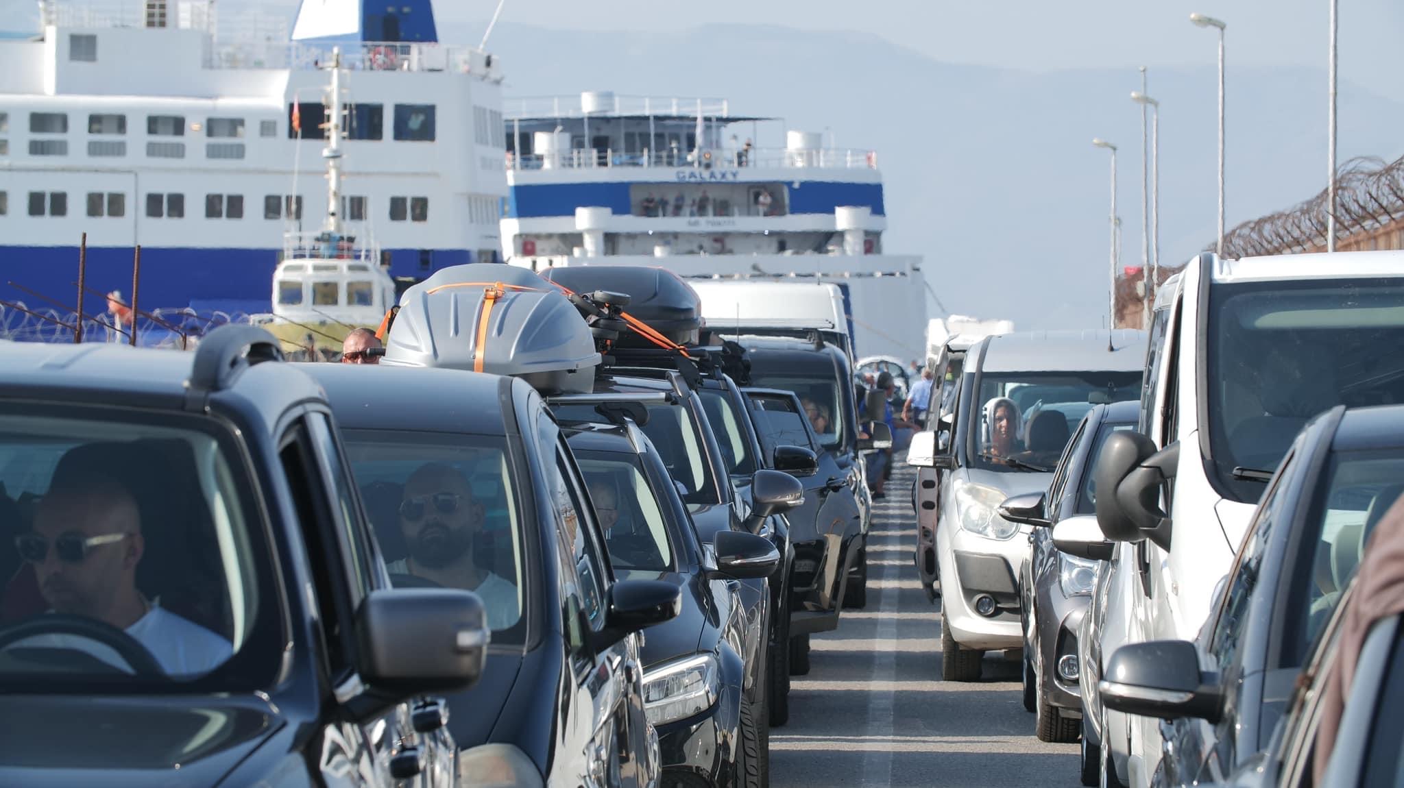 Pezullohen lundrimet në Durrës dhe Vlorë, dallgët mund të shkojnë deri në 4 metra