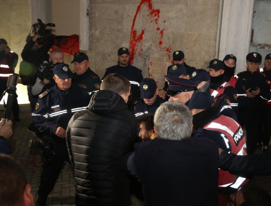 Policia shpjegon pse ndaloi protestuesin te kryeministria