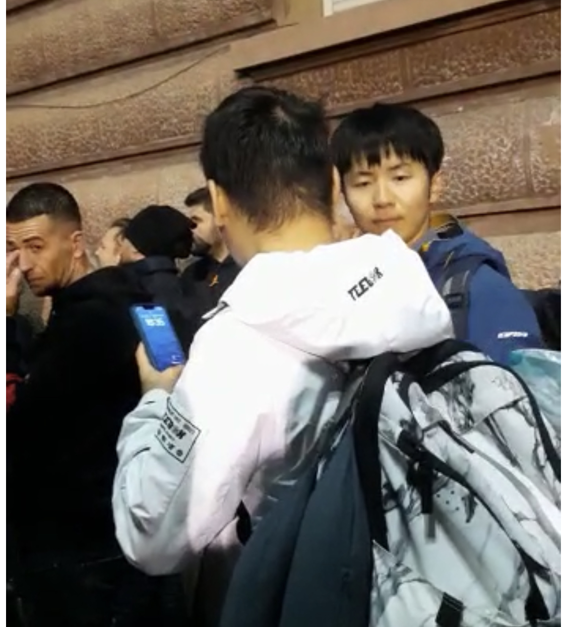 VIDEO/ Edhe turistë në protestën e opozitës, filmojnë ndërsa flet Berisha