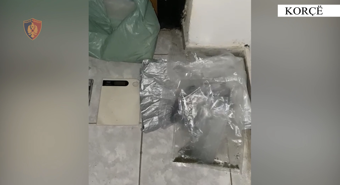 Kapet shitësi i ‘jeshiles’ në Korçë, çfarë i gjetën në makinë dhe në shtëpi