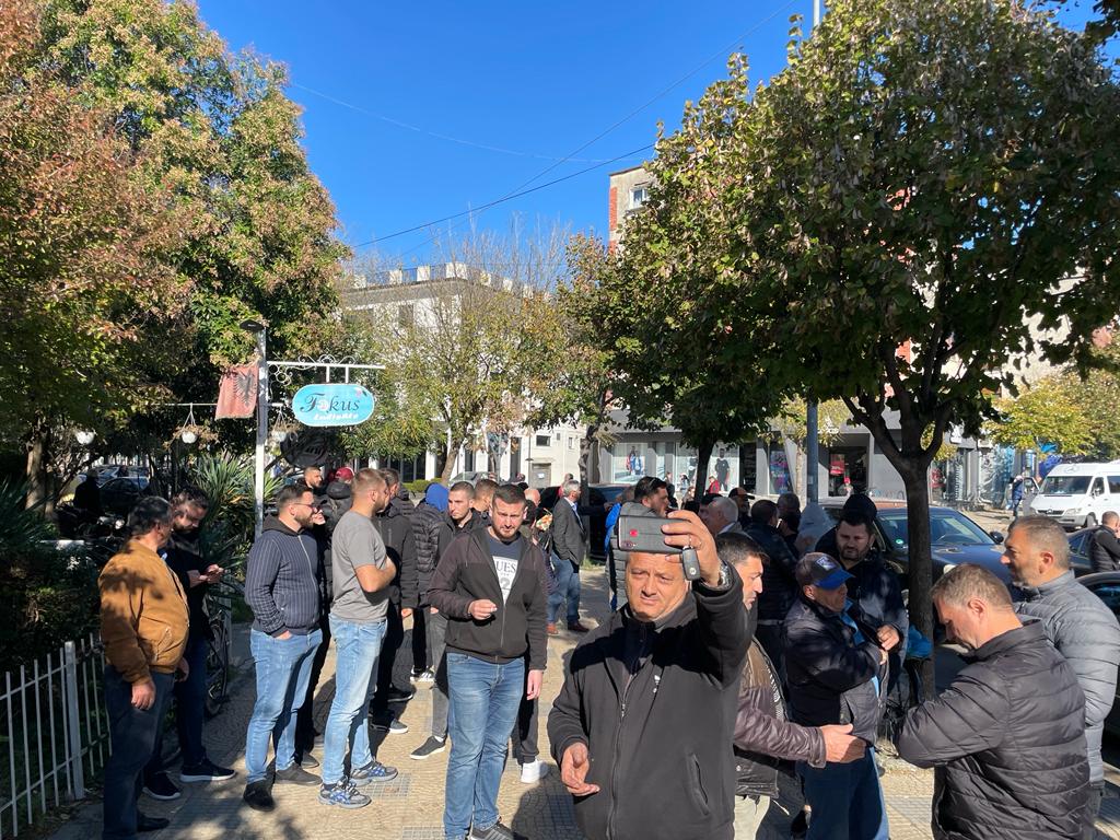 Policia rrethon kryeministrinë, makina uji, gaz dhe blinda poshtë zyrës së Ramës