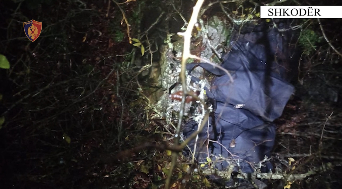 Kapen çanta plot me kanabis në Grabom, Shkodër. Trafikoheshin për në Mal të Zi