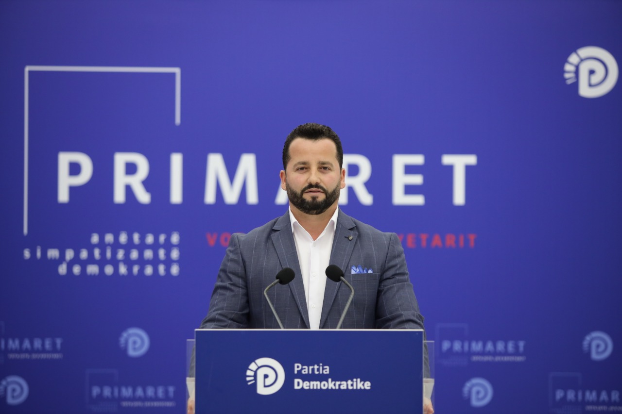 Pedagogu i Shkencave Politike Artur Lazri, prezanton kandidaturën në Primaret për Bashkinë Mirditë