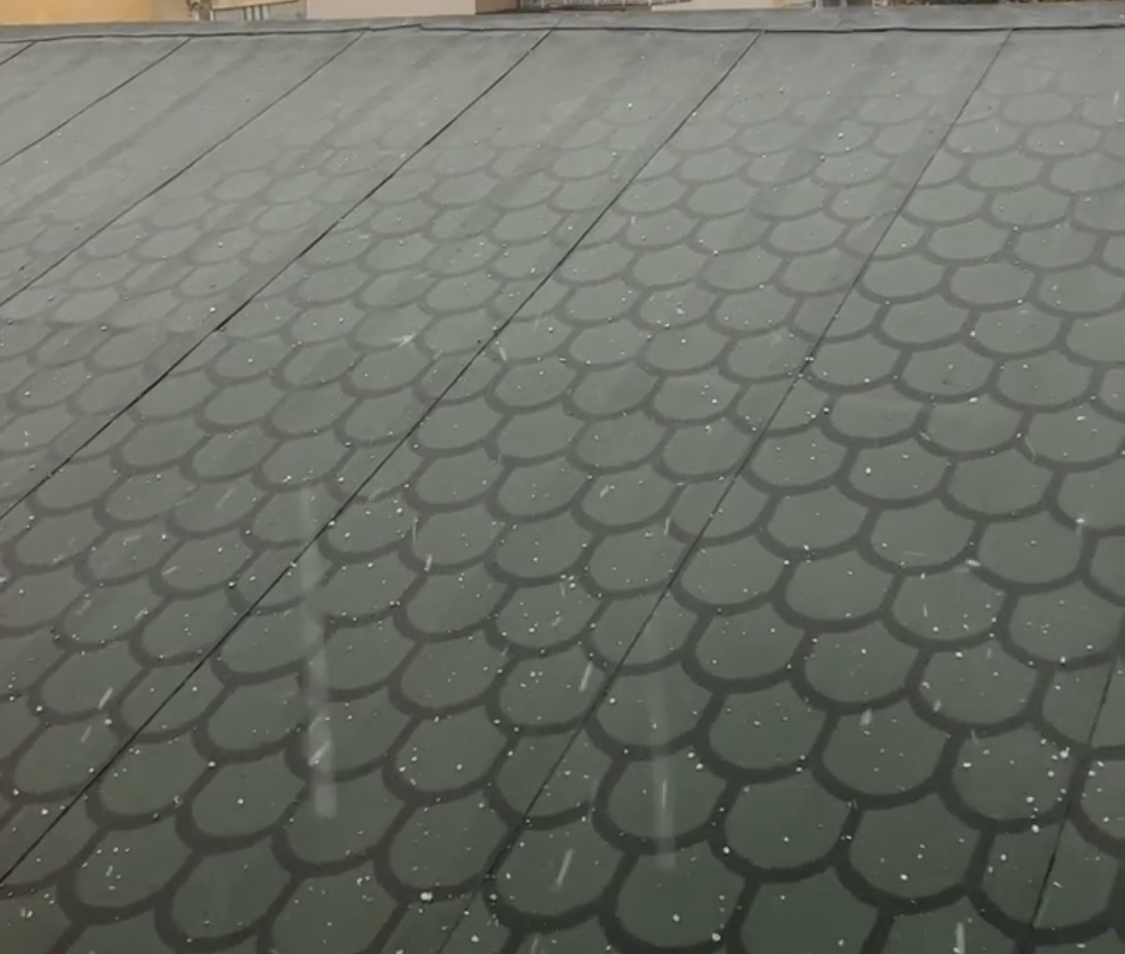 Stuhi breshëri në Tiranë, kokrrat aq të mëdha nuk ishin parë kurrë më parë