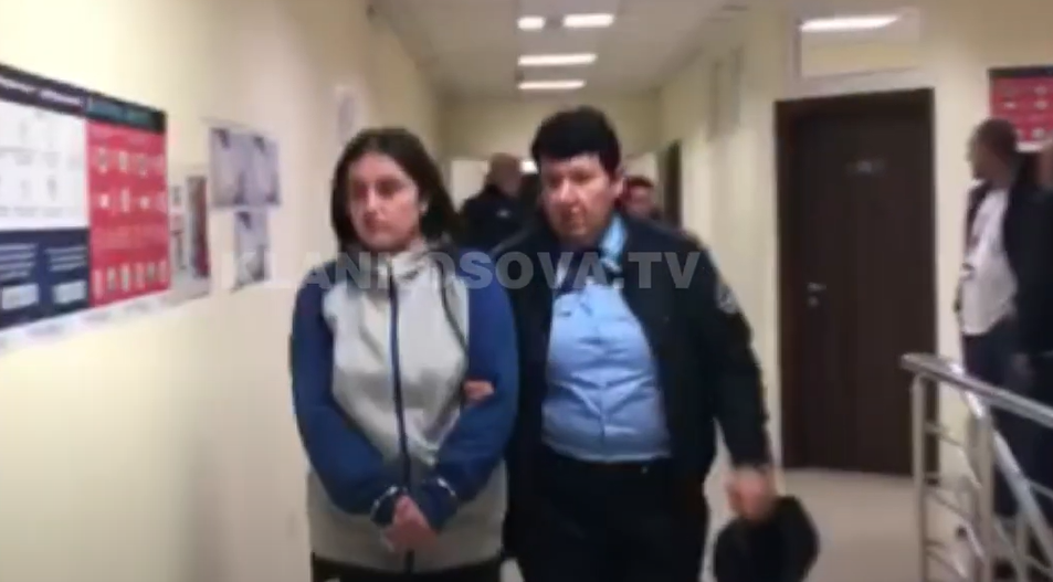 VIDEO/ Tri vajzat e azilit në Pejë, dalin pamjet ku janë me pranga në duar