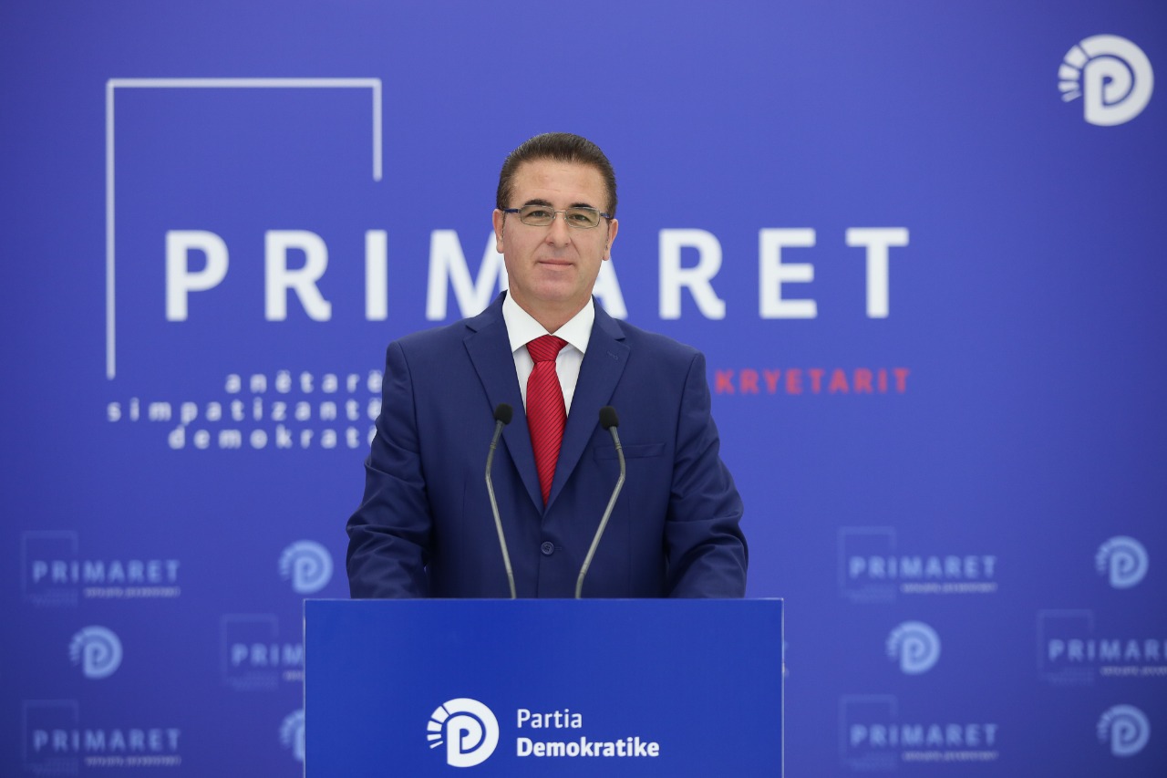 Pedagogu Albano Zhapaj prezanton kandidaturën në primare për Bashkinë e Fierit.