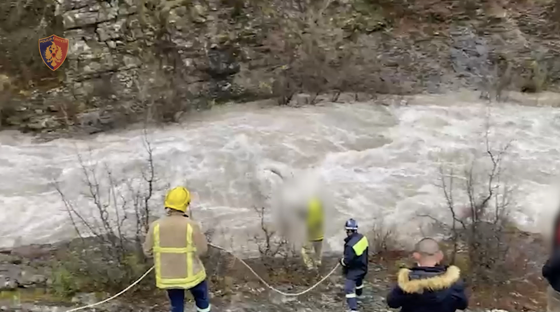 VIDEO/ Pamjet e lumit që rrëmbeu makinën me babë e bir