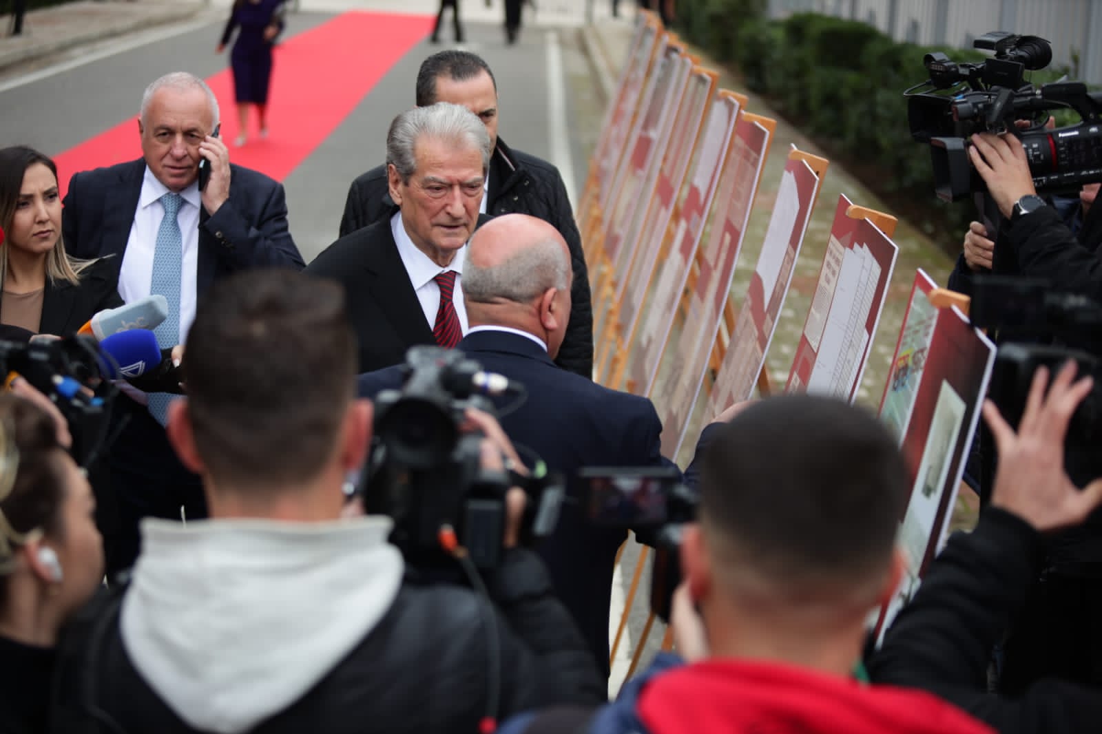 Censura e Lindita Nikollës te ekspozita e Parlamentit, si të përdhos historinë një grua e pashkollë