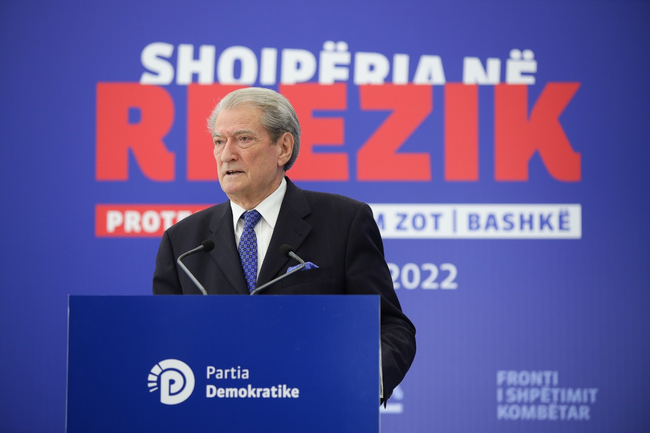 “Rama po ndërhyn në politikën e brendshme britanike për llogari të këshilltarëve të tij”