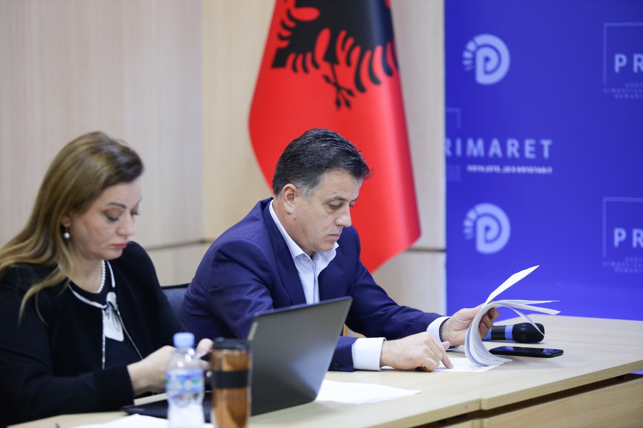 18 deputetë të opozitës, letër Lindita Nikollës. Çfarë i kërkojnë kryetares së Parlamentit